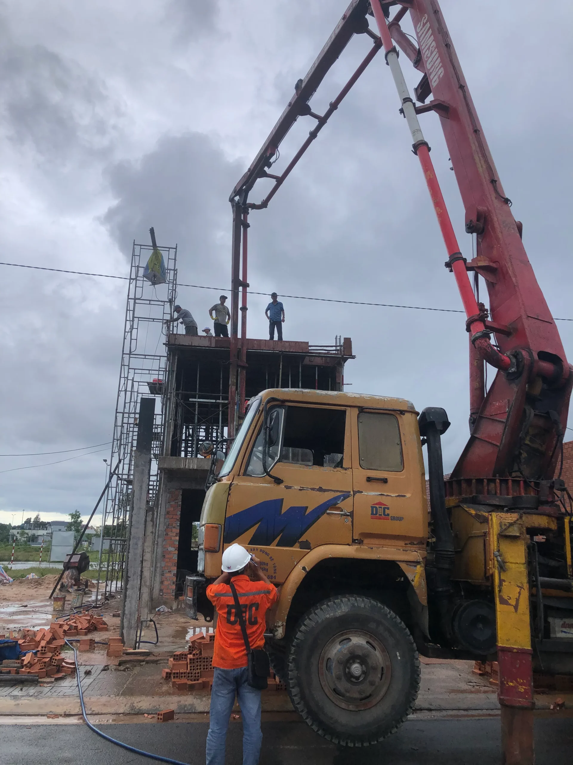 Thi công đỗ bê tông dầm sàn tầng 2 nhà phố 5x10
